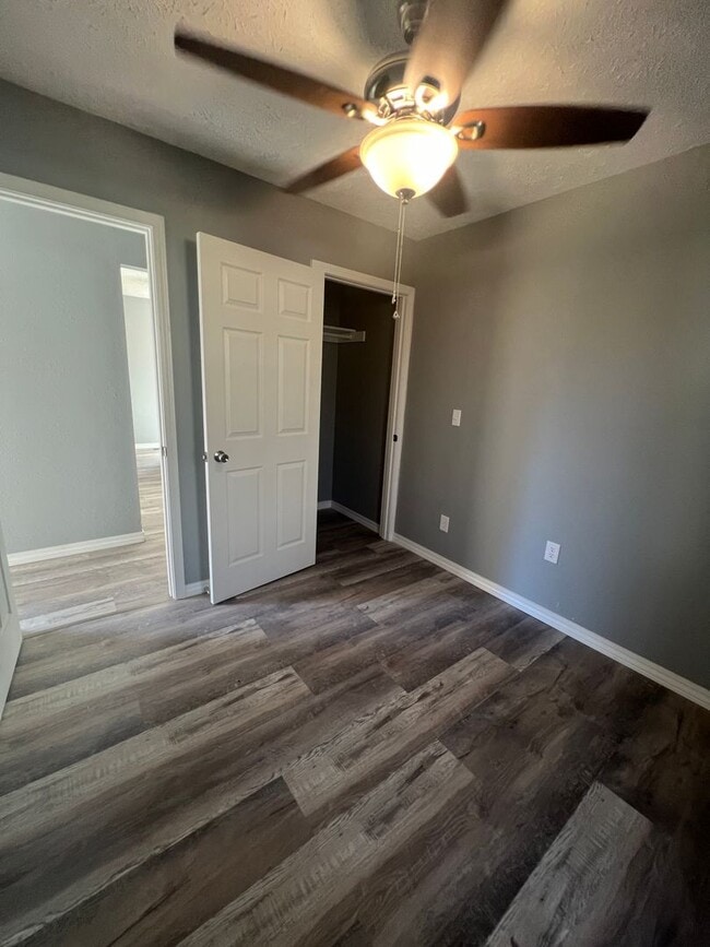 Building Photo - 2 bedroom and 1.5 bathroom house
