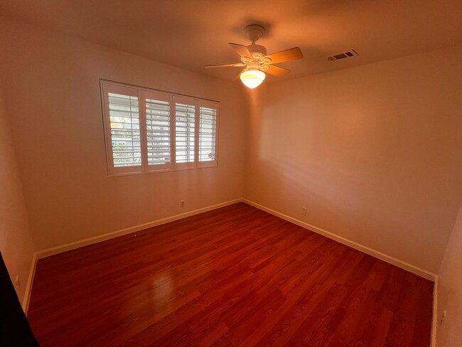 Building Photo - Great court location, close to schools, sh...