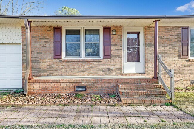 Building Photo - Pet Friendly Rental with no carpet!