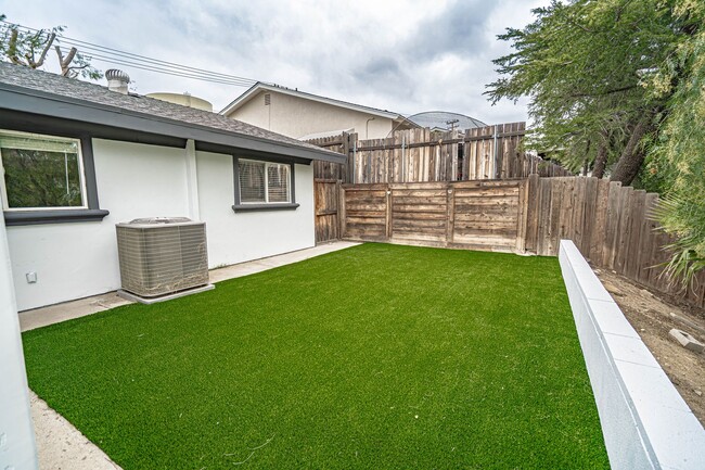 Building Photo - Upgraded 3 Bedroom Rental Home in Canyon C...