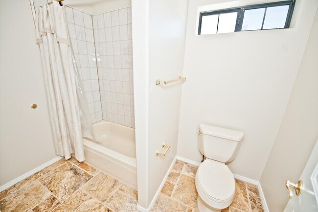 Building Photo - 2322 S Rogers Cir