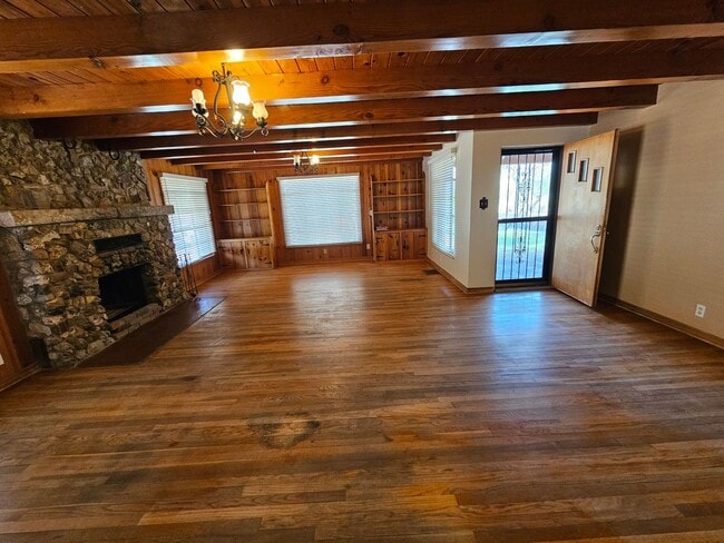 Building Photo - Beautiful Retro 3 Bd/2Ba Home Ready Lookin...