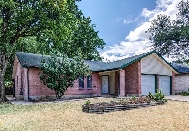 Building Photo - 10105 Woodland Village Dr