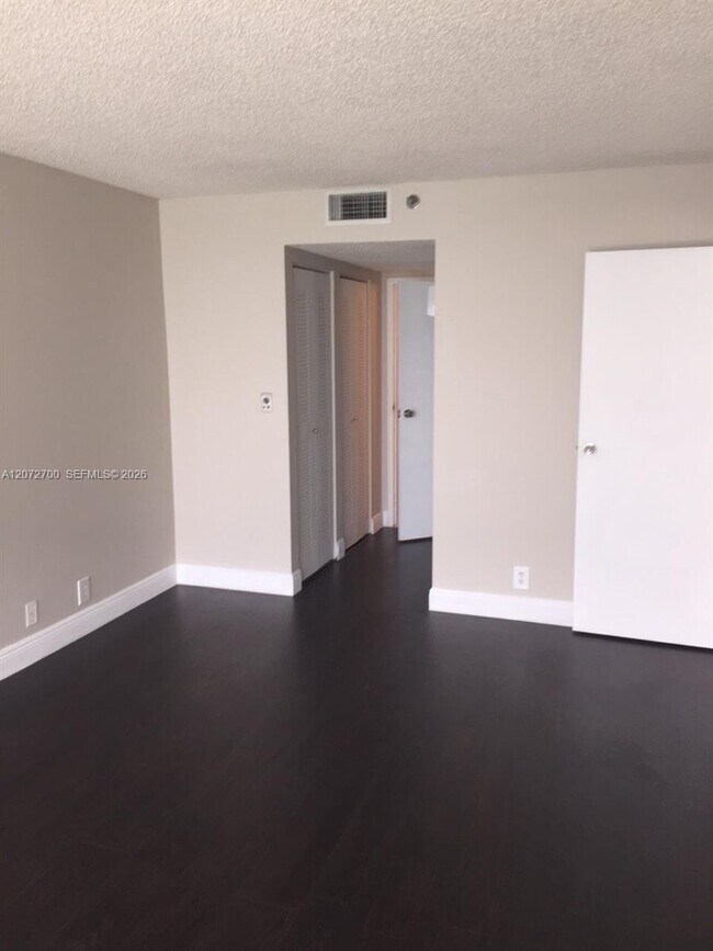 Building Photo - 7601 E Treasure Dr