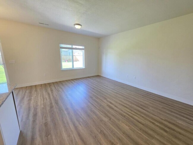 Building Photo - 946 W 600 S