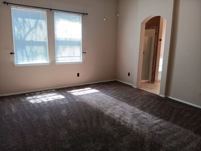 Building Photo - Charming 3-bedroom, 2-bathroom house! Showings Available Now!