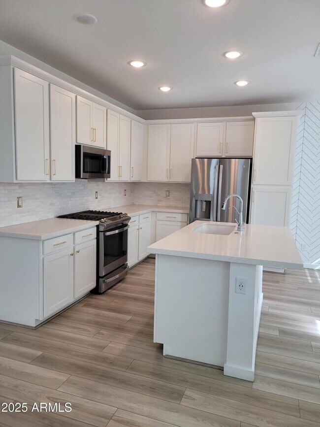 Building Photo - 2754 S Apache Dr