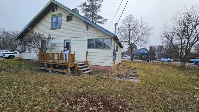 Building Photo - Large Corner Lot House