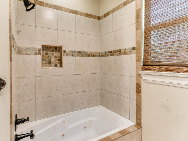 Building Photo - 2525 SE 13th St