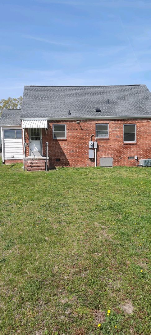 Building Photo - Remodeled 3 bedroom brick cape in Lakeside...