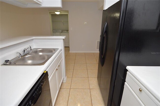 Building Photo - 8643 Mallard Reserve Dr