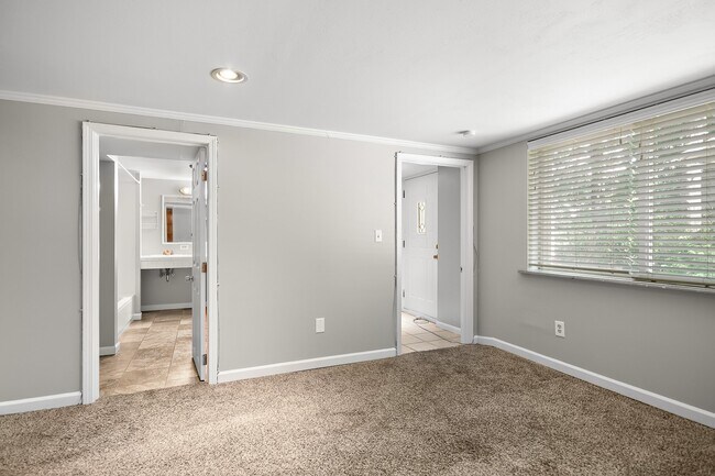 Building Photo - 721 Montego Dr