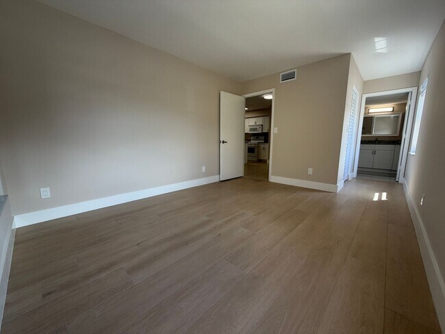 Building Photo - 5317 Summerlin Rd