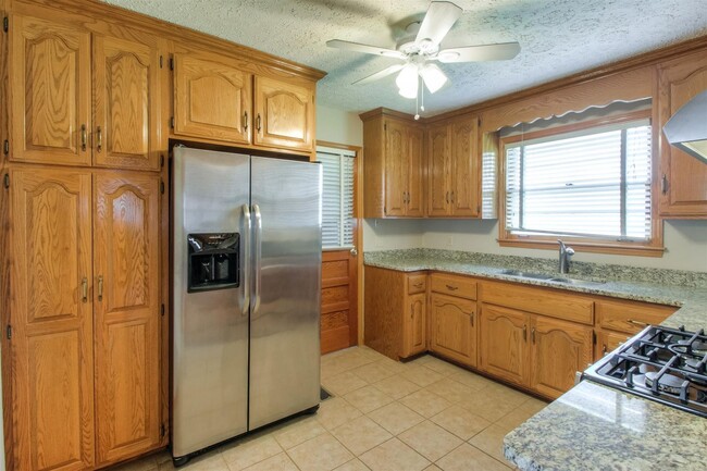 Building Photo - 2411 Chapman Dr