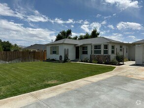 Building Photo - Beautifully landscaped home with modern up...