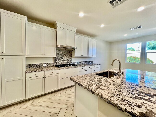 Building Photo - AVAILABLE NOW!! STUNNING 4 Bed/ 3.5 Bath POOL HOME in La Quinta!