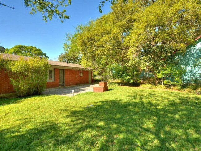 Building Photo - 2600 Twin Oaks Dr