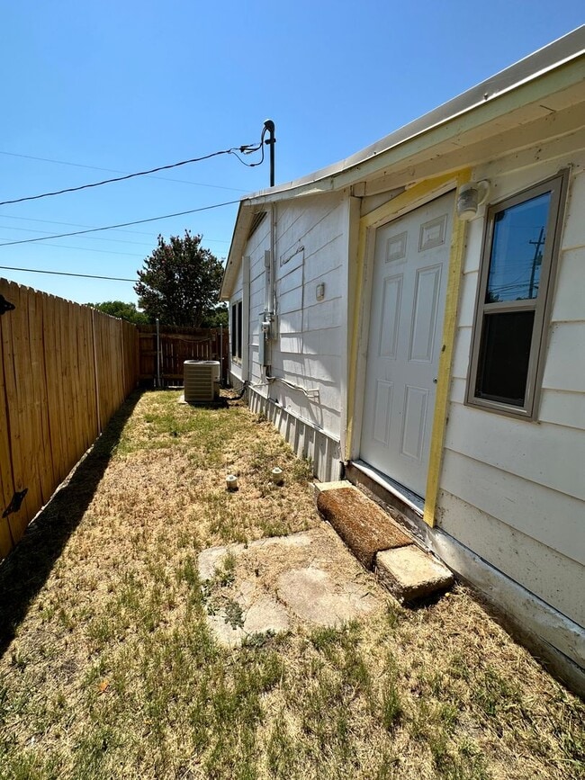 Building Photo - Charming 3 Bedroom House with Fenced Backyard | Conveniently Located near 820 and W. Camp Bowie