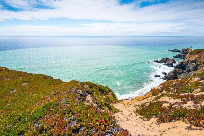 Building Photo - Large 6 BR|3 BA in the coveted Community Of Traditions Belhaven in Daly City With Views Of The Hills