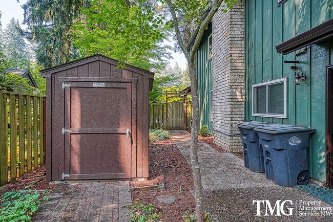 Building Photo - 3841 SE Madsen Ct