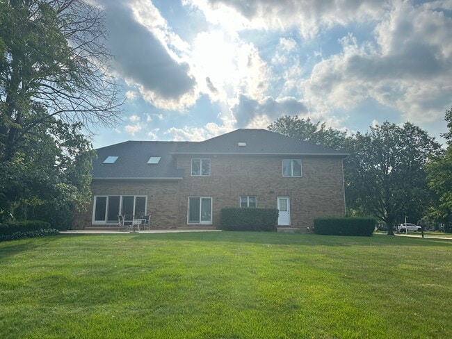 Building Photo - 1055 Knollwood Ln