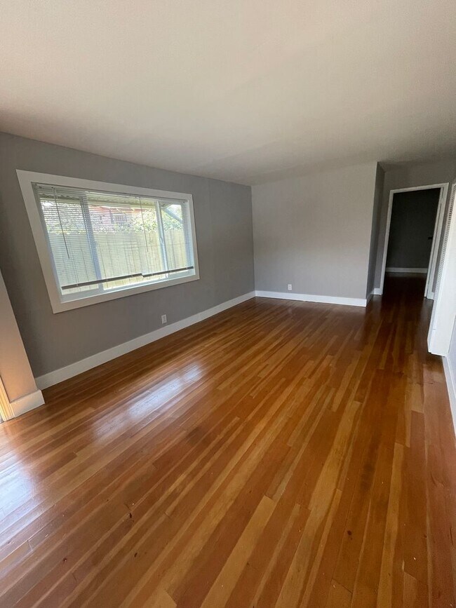 Building Photo - 2 Bedroom/1 Bath Upper Unit