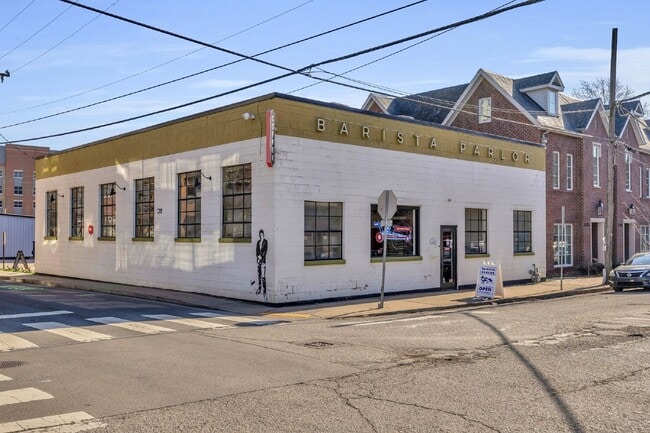 Building Photo - Spacious 4-Bed Gem in Nashville: 2360 sq f...