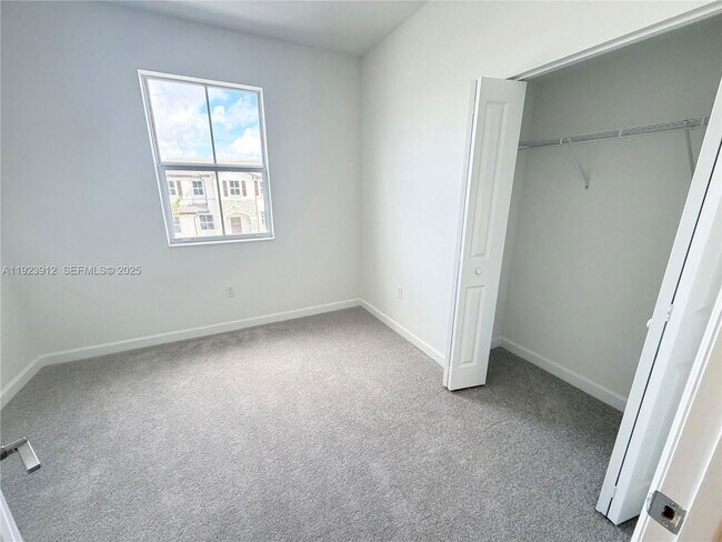 Building Photo - 262 SE 27th Dr