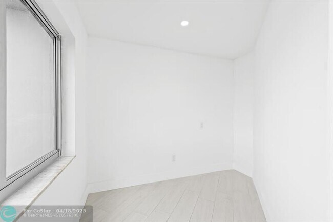 Building Photo - 877 NE 195th St