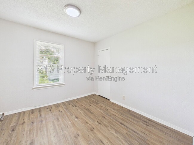 Building Photo - 1309 E 84th Terrace