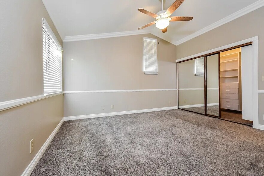 Building Photo - 3320 Beach Port Dr