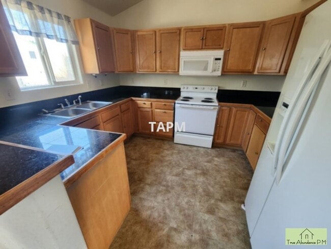 Building Photo - Nice &amp; Spacious 4 Bedroom Home