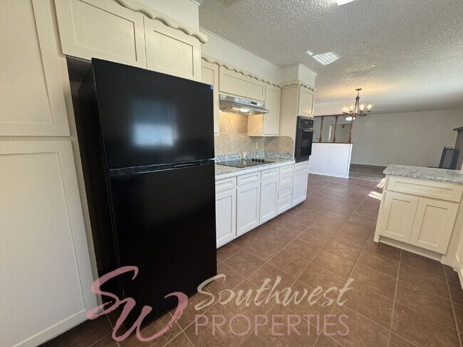 Building Photo - Lovely 3 bedroom 2 bath in desirable neighborhood