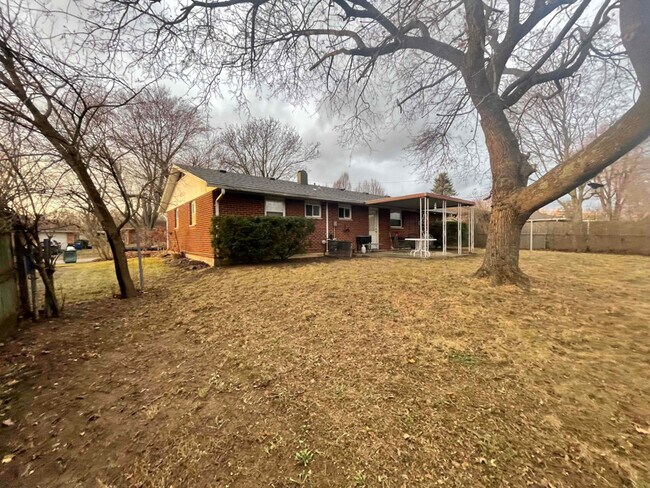 Building Photo - 5756 Kendon St