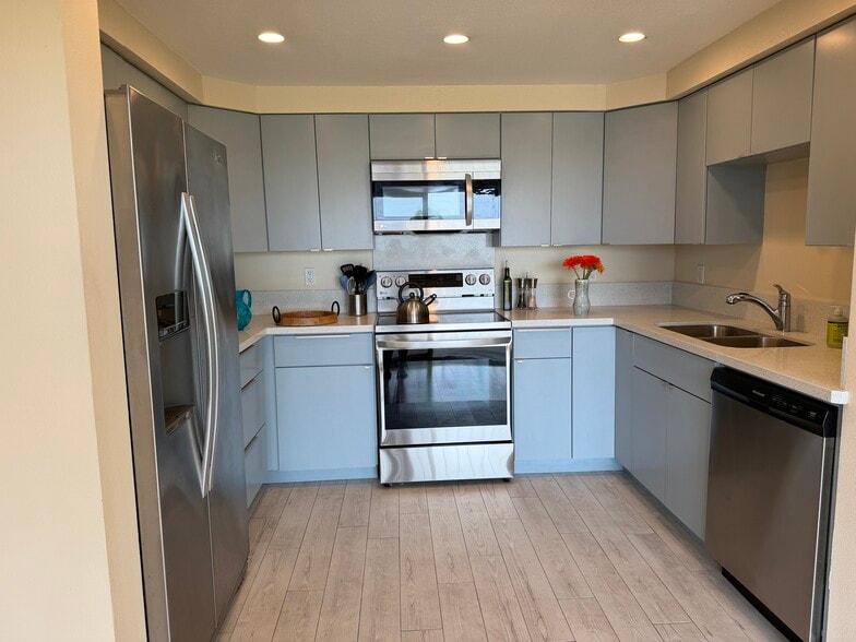 Newly updated kitchen with all new appliances (except fridge) - 916 Caminito Estrada