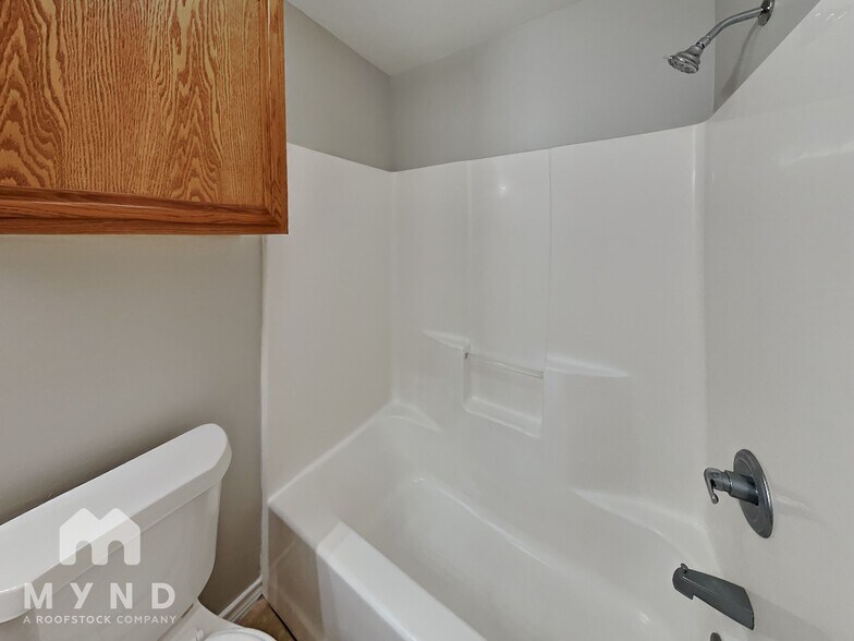 Building Photo - 528 N Brentwood Ave