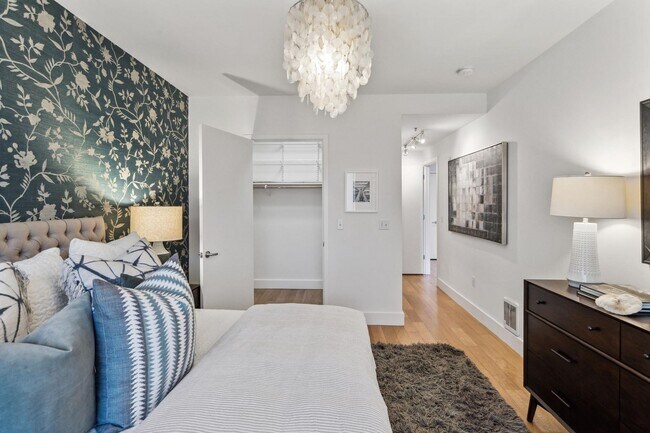 Building Photo - HIP 2BR/2BA Inner Mission Boutique Top Flo...