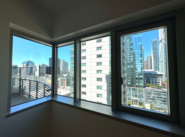 Building Photo - Luxury Living at The Metropolitan 1BR/1BA/...