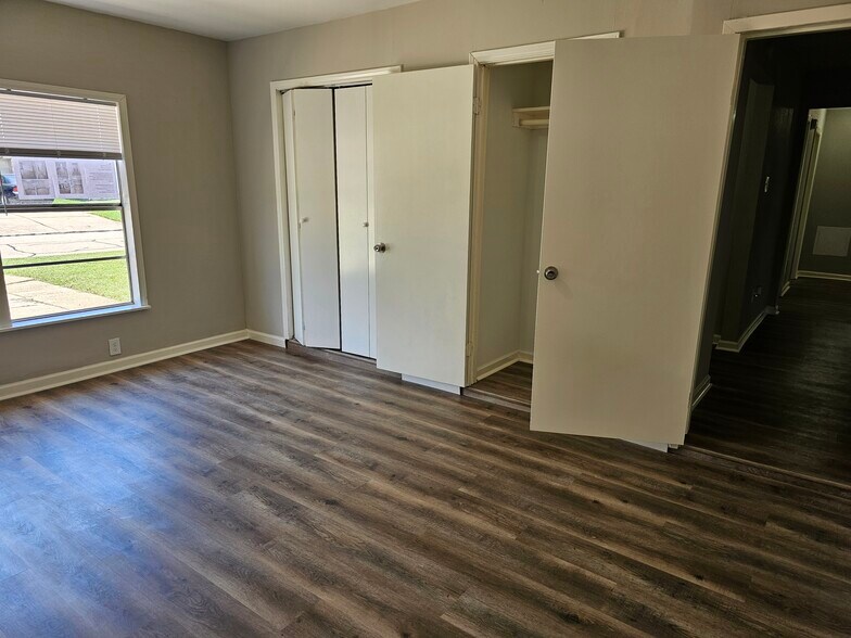 2 closets in 2nd bedroom - 9806 Thrush St