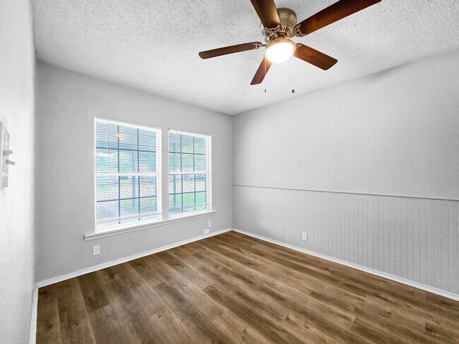 Building Photo - Coming Soon! 3 BR/1.5BA | Newly Renovated Single Family Home | 1-Car Covered Parking | Gated back...