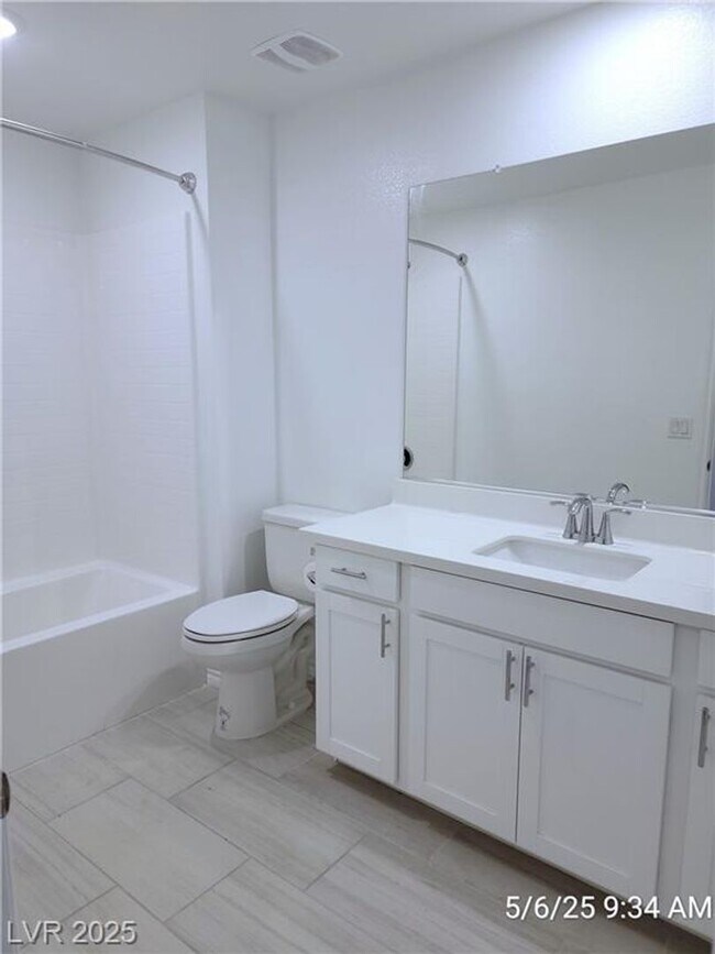 Building Photo - BRAND NEW 3 BED, 2.5 BATH TOWNHOME IN NW L...