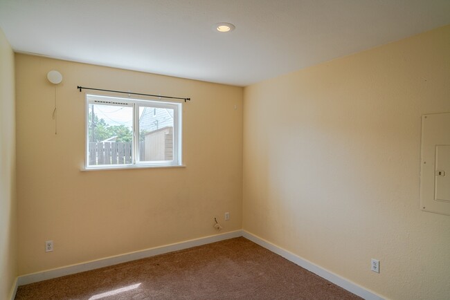 Building Photo - Cozy pet friendly 2 bed, 1bath home