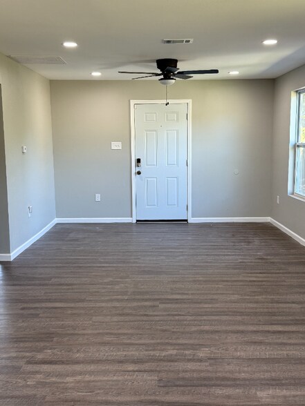 Building Photo - 10040 LA-44