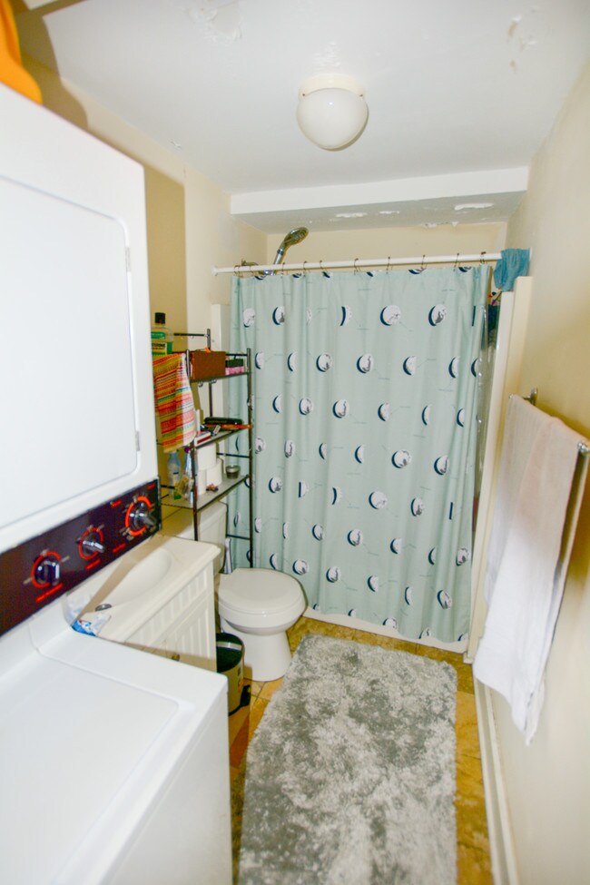 Building Photo - First Floor Downtown Duplex