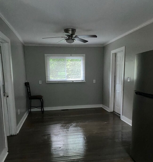 Building Photo - 2 Bed House w/ carport, central HVAC & woo...