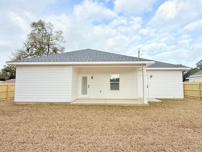 Building Photo - Modern 3-Bedroom Home
