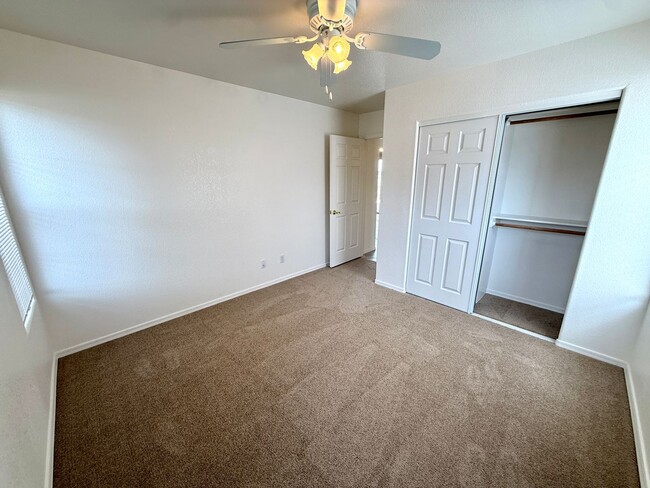 Building Photo - Beautiful 3 Bed / 2 Bath Home Backing to Cerbat Cliffs Golf Course!