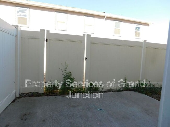 Building Photo - 621 Zenith Ln