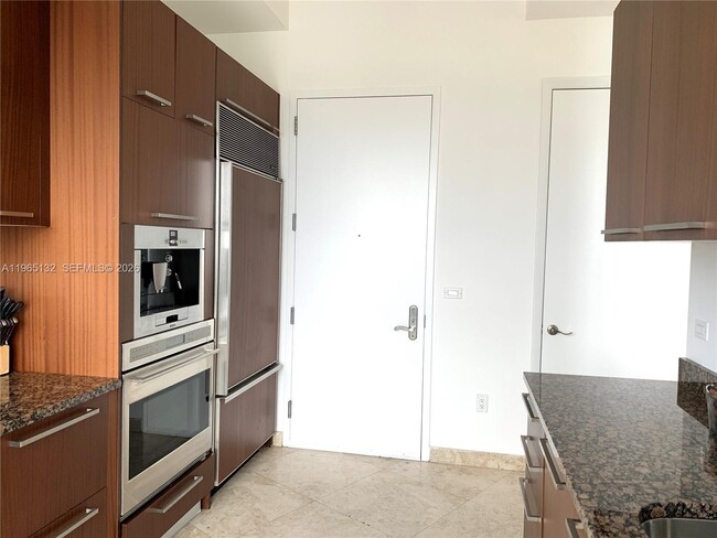 Building Photo - 16001 Collins Ave