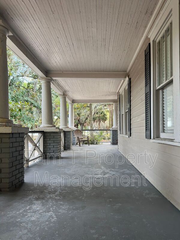Building Photo - 1112 E Victory Dr